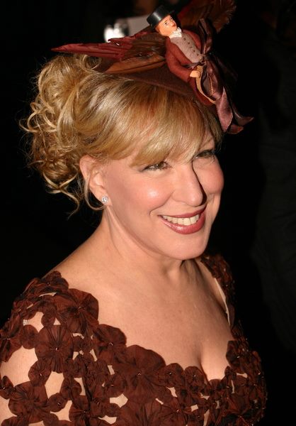 Actress-bette-midler-smile-makeup-photos-hairstyle - bootleg betty
