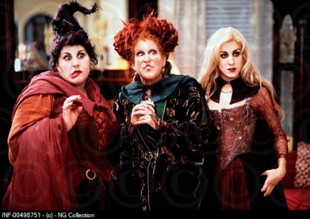 Film, Hocus Pocus _ Drei zauberhafte Hexen, USA 1993, Regie Kenny Ortega, Szene mit Kathy Najimy, Bette Midler & Sarah Jessica Parker, Walt Disney, Hexe, Hexen, Schwestern, Halbfigur, Make Up,