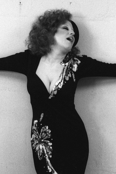 BetteBack August 17, 1974: Fashion In 1974 54abe4956cc09_-_elle-1975-bette-midler-absurd-grammy-outfits-v-elv